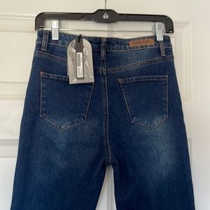 NWT KENDALL & KYLIE HIGH-RISE STRAIGHT JEANS. Size 7/8. EXCELLENT CONDITION
